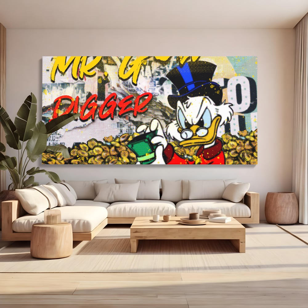 Tablou canvas cu tablou canvas cu scrooge mcduck si bani, fara rama, pe sasiu de lemn, pe perete intr-un living